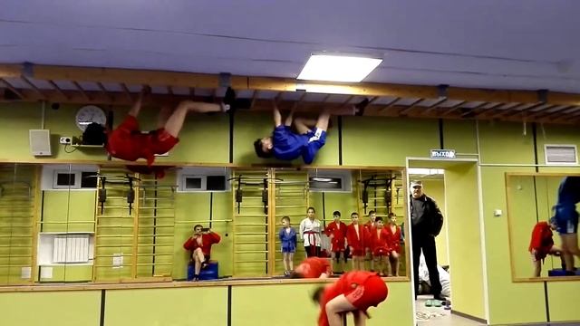 ходьба по Шведской стене под потолком смотреть онлайн