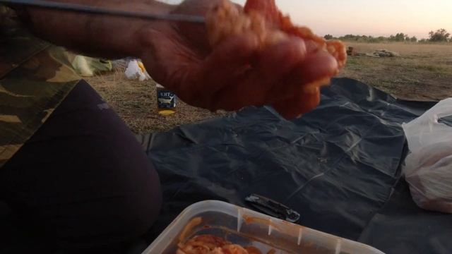 Рыбалка с ночевкой в диком месте Копаю яму ловлю рыбу смотреть онлайн