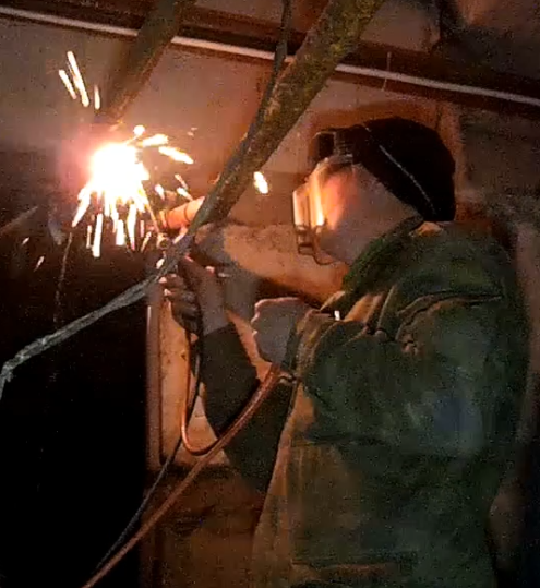 Газосварка ЖКХ. Меняем кран 32 в подвале. Gas welding housing and communal services смотреть онлайн