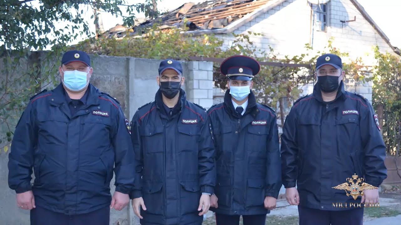 В Крыму сотрудники полиции спасли людей из горящего дома смотреть онлайн