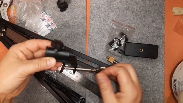 Настольная стойка пантограф NBS-3551 усиленной струбциной, шарнирным креплением держателем телефона