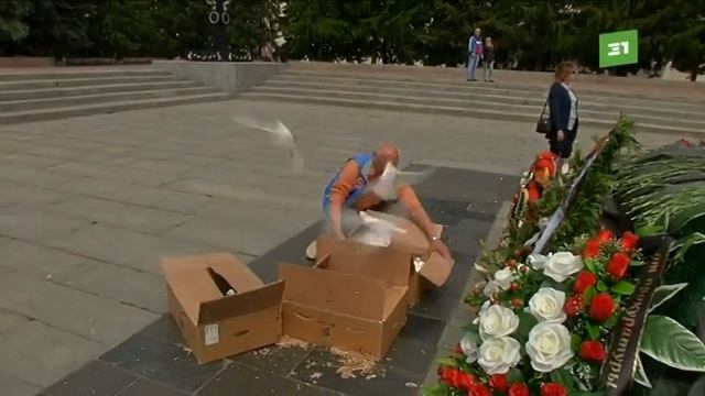 «Звон Победы», звезда из автомобилей и 75 белых голубей смотреть онлайн