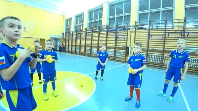 Игры: "Град из мячей"+"Снежки в зале" (СМЕШНЫЕ ИГРЫ ДЛЯ ФУТБОЛЬНОЙ ТРЕНИРОВКИ) смотреть онлайн