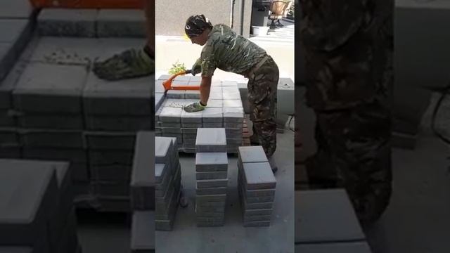Работа тележки подачи в паре с захватом для тротуарной плитки..brukkov.+380677709672. смотреть онлайн