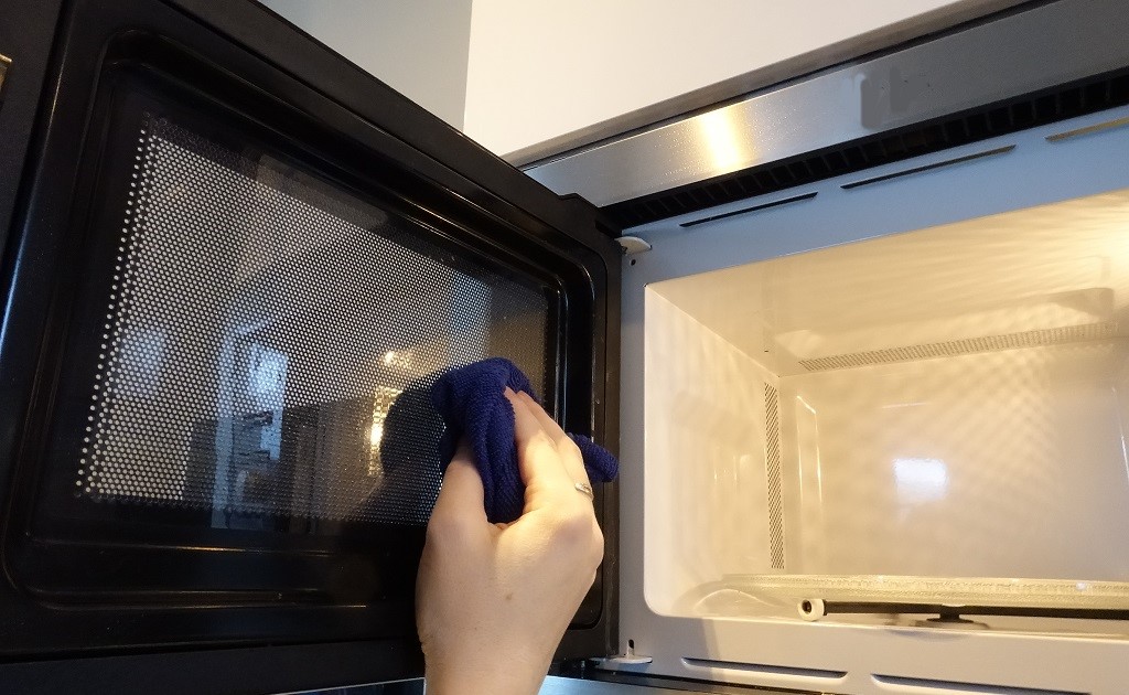Как отмыть микроволновку простым способом.