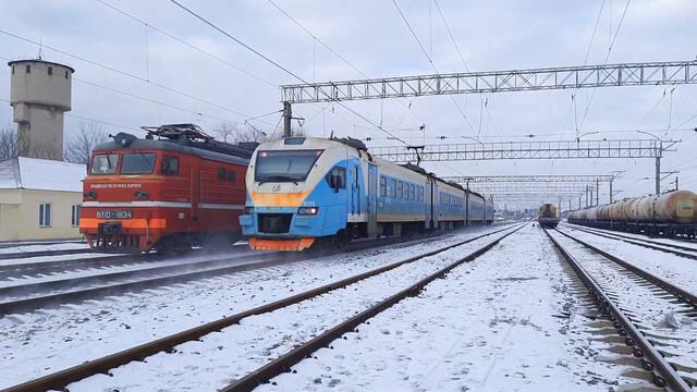 "Очень длинный тифон!" ЭП2Д-0115 пролетает снежную станцию Евпатория-Товарная + приветливая бригада смотреть онлайн