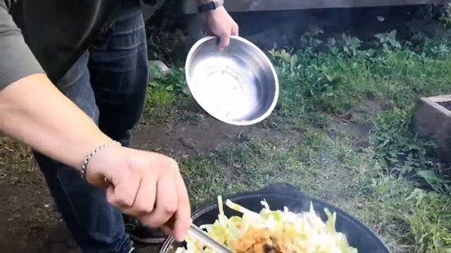 Тушёная капуста с мясом в казане на костре смотреть онлайн