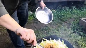 Тушёная капуста с мясом в казане на костре