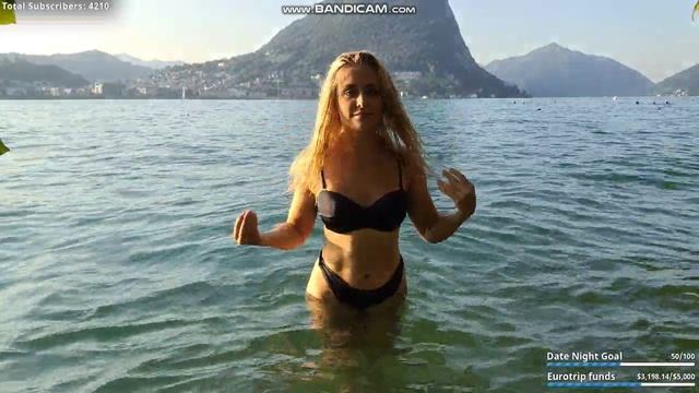 Девушка купается в море смотреть онлайн