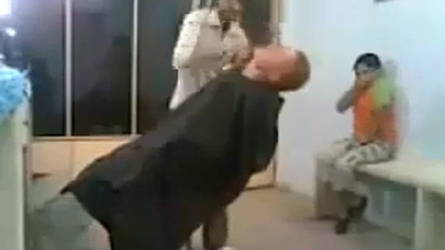 Клиент спит а его стригут! Но нервы не железные. смотреть онлайн