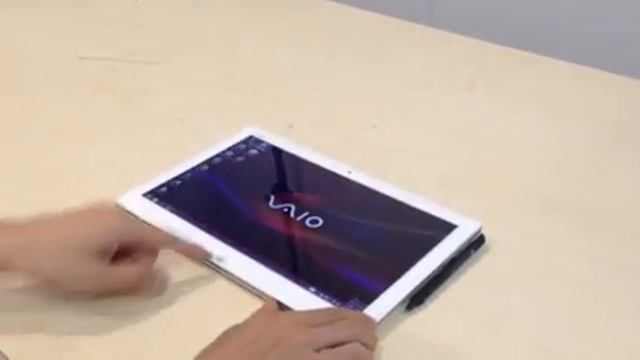 「VAIO Duo 13」キーボードモードからタブレットモードに変形 смотреть онлайн