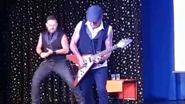 HOLD THE FLYING V смотреть онлайн