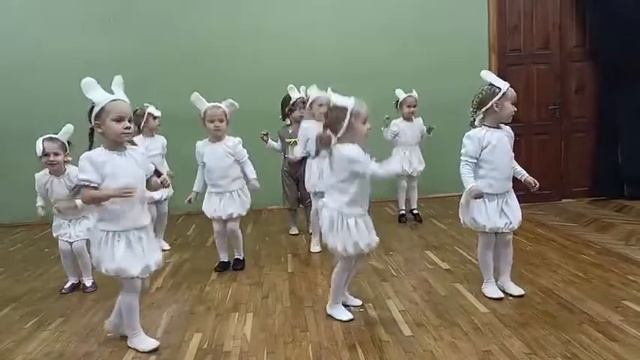 Ноябрь 2022 - Настя-зайчик. Танец с морковкой))) смотреть онлайн