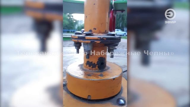 Школьник получил серьезный перелом, катаясь на дворовой карусели в 15-ом комплексе поселка ЗЯБ. смотреть онлайн