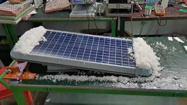 Светодиодный уличный светильник на солнечных батареях с системой очистки солнечной панели. смотреть онлайн