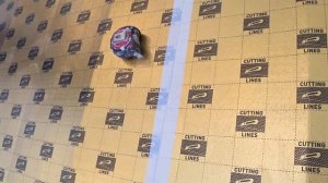 Укладываем ПВХ плитку с замковым соединением на пол.