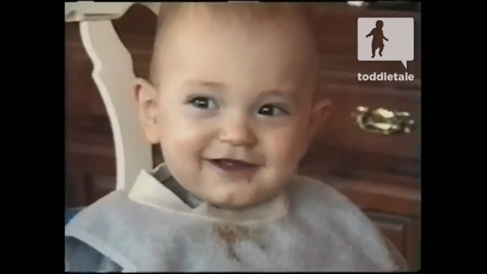 Малыш смеётся как дельфин смотреть онлайн