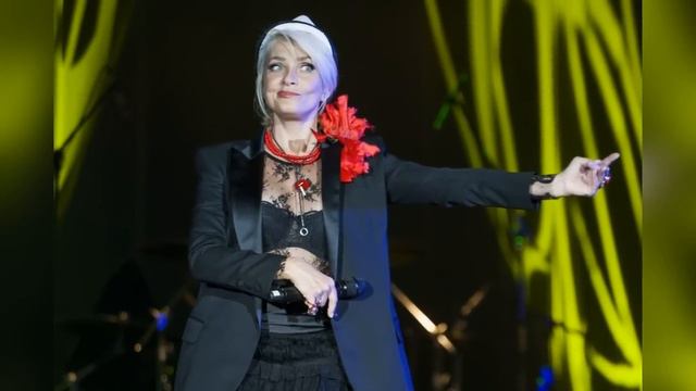Оголодала кормилица! Продали 3 БИЛЕТА - В Сети высмеяли Вайкуле и ее фестиваль смотреть онлайн