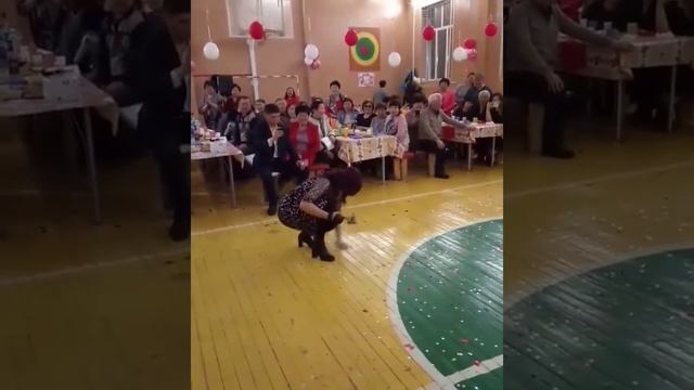 Жительница Бурятии с лёгкостью разбила хребтовую кость быка смотреть онлайн