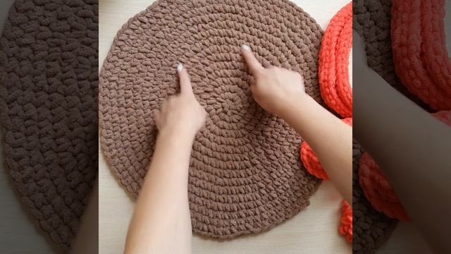 Лежанка для кошки из Alize Puffy Fine смотреть онлайн