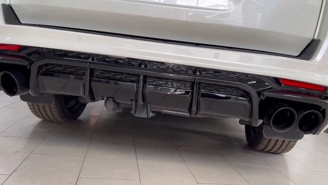 Tuning Toyota LC300 - машина белого цвета