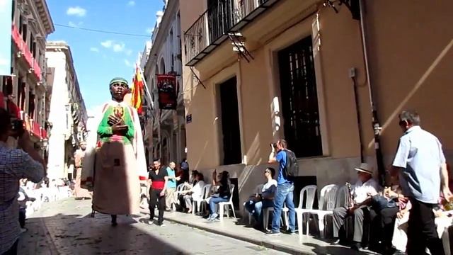 Парад громадных фигур на празднике в Валенсии (Испании, Spain) смотреть онлайн