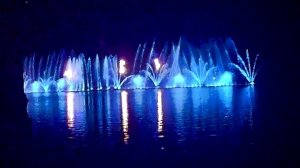 В Абрау-Дюрсо на музыкальные фонтаны.