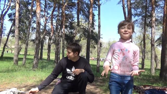 ВЛОГ ПИКНИК В ЛЕСУ Жарим Маршмеллоу, бананы, грибочки и картошечку на костре. смотреть онлайн