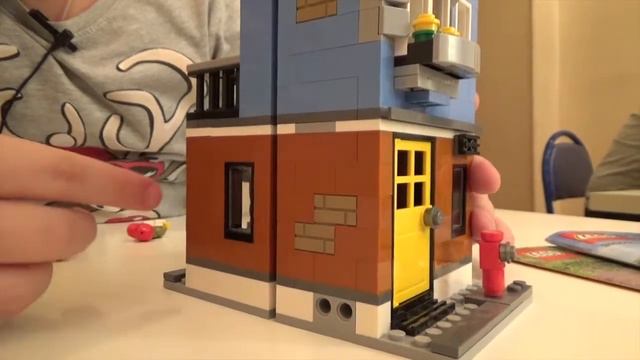 Lego Creator Магазинчик на углу 31050 смотреть онлайн