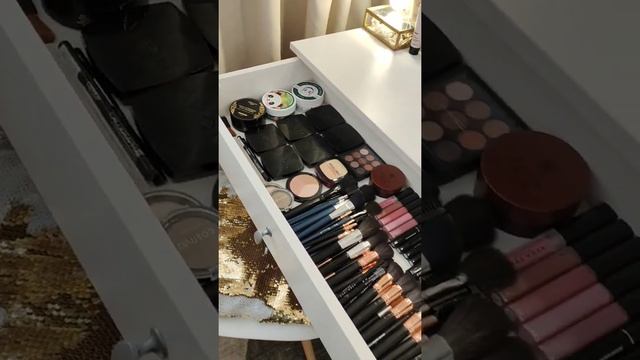 Гримерные столики , стол гримерный 4 ящика с зеркалом с лампочками в раме смотреть онлайн