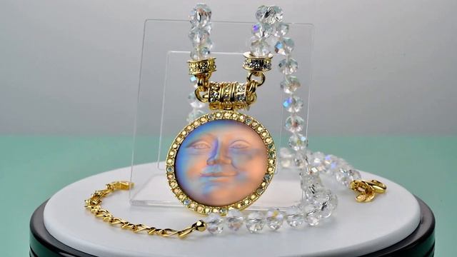 Колье с тёмной луной на бусах смотреть онлайн