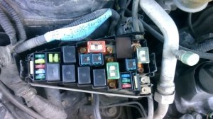 Блок предохранителей Honda Fit/Jazz. Расположение под капотом.