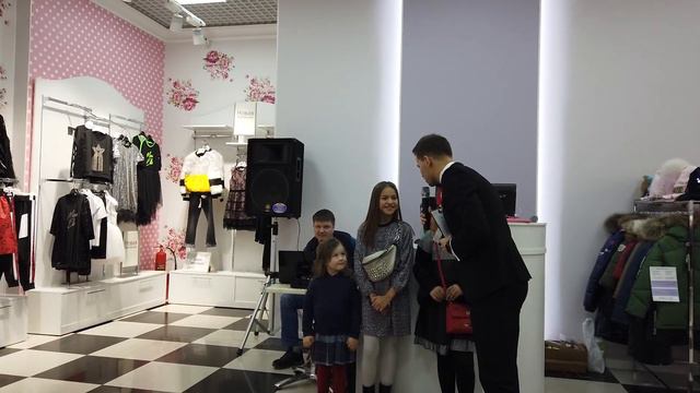Модный показ детской одежды в магазине Fun fun! Соня и Миля, как модели попали на подиум📷 смотреть онлайн
