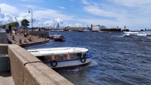 Пробки на реках. В Санкт-Петербурге бывает и такое.