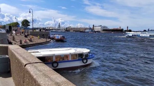 Пробки на реках. В Санкт-Петербурге бывает и такое.