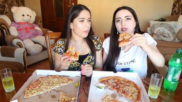 PAPA JOHNS VS ДЕШЕВАЯ ПИЦЦА 3А 4$/MUKBANG С #AYKAEMILLY И #ASKFATIMA