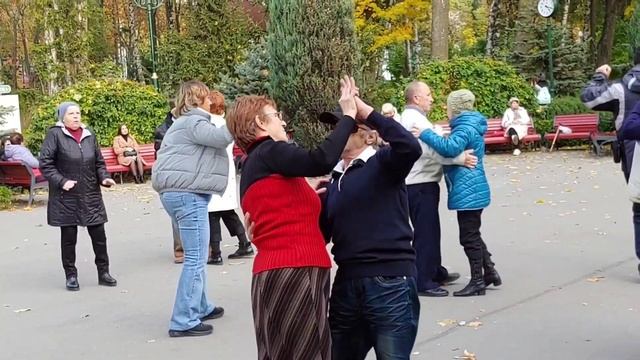 214. От винта аэроплан. Танцы в парке Горького Харьков. Танцуем ретро танцы под танцевальную музыку смотреть онлайн