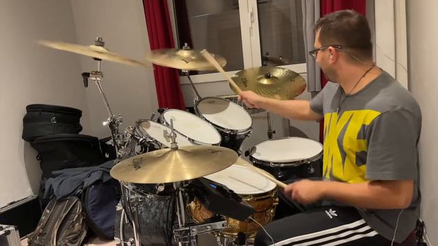 Queen - Breakthru Drum Cover смотреть онлайн