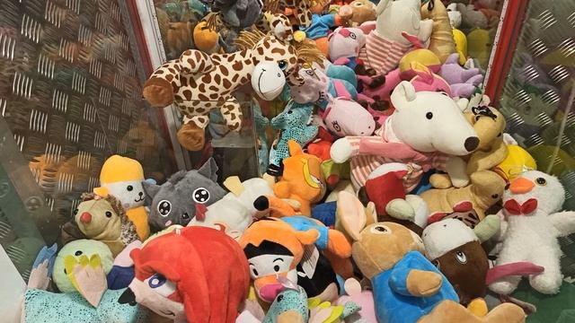 Играю в автомат с Игрушками #25 / Автомат Хватайка / Как достать большую игрушку?! / Мягкая Игрушка смотреть онлайн