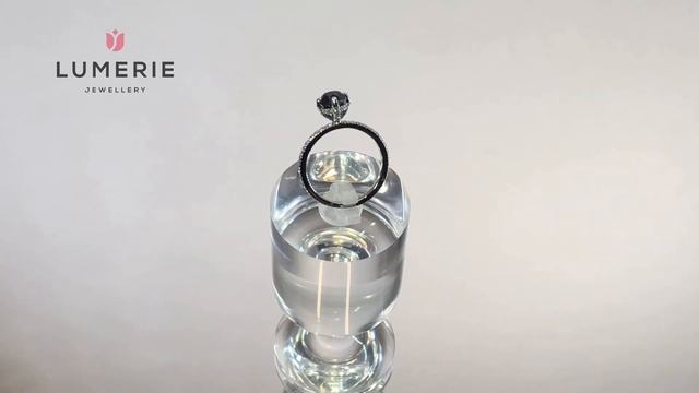 Помолвочное кольцо с черным бриллиантом и паве из белых бриллиантов. смотреть онлайн