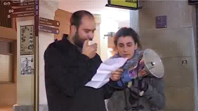 Cassoles i xiulets contra les retallades socials смотреть онлайн