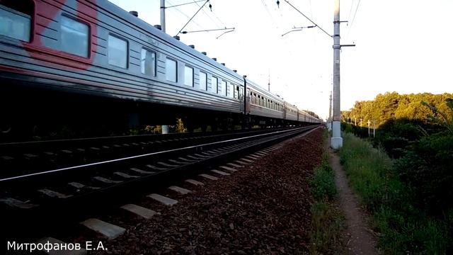 Электровоз ЭП2К-209 (ТЧЭ-8) со скорым поездом №131Г Ижевск - Санкт-Петербург.
