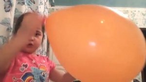 Первый опыт с надуванием воздушного шарика