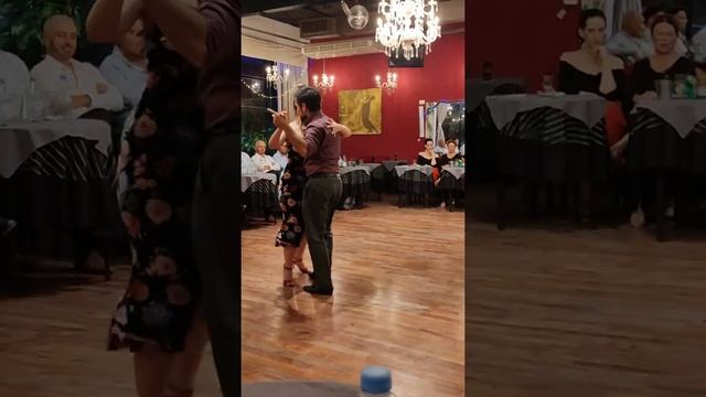 Karina Daluda y Guillermo Barrionuevo. Pensalo Bien (D'Arienzo) Milonga Cachirulo. 26abr22 смотреть онлайн