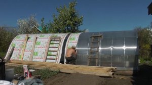 Монтаж сотового поликарбоната на крышу теплицы через перфоленту