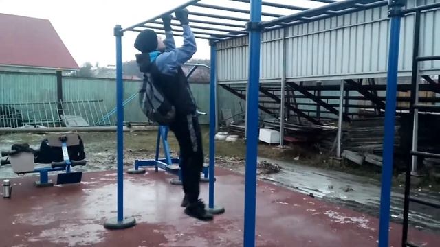Подтягивания с весом на перекладине смотреть онлайн