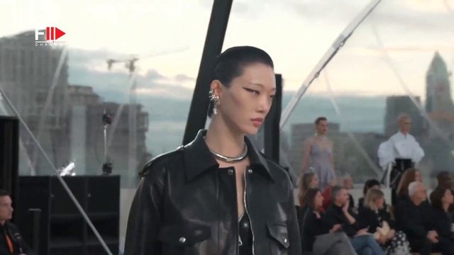 ALEXANDER MCQUEEN Best Looks Spring 2022 - Fashion Channel смотреть онлайн