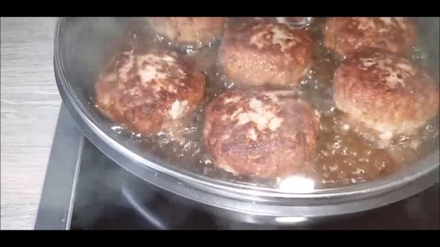 Котлеты на жаренной картошке ! смотреть онлайн