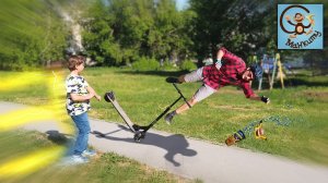 Истории для детей. Милан и Папа играют в супергероя и гонщика на самокате. Манкиту