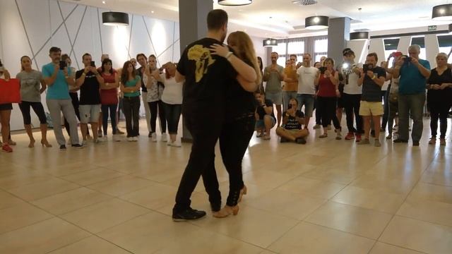 Javi & Belen (JB KIzomba) - Demo en Kizombachata Huelva 2017 смотреть онлайн